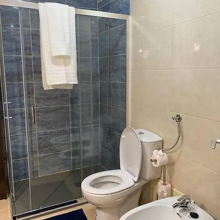Cozy 3 Bedroom With Free Parking Premises *