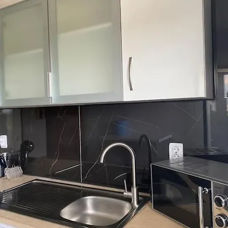 Cozy 3 Bedroom With Free Parking Premises דירה *