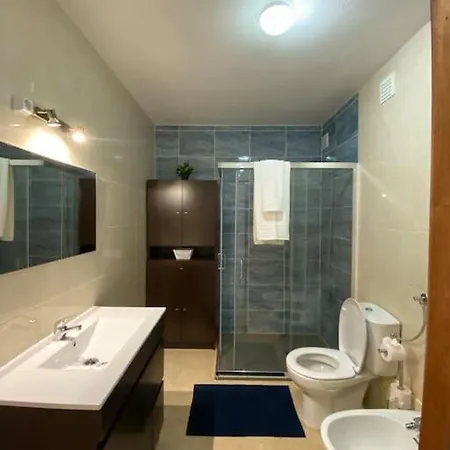 Cozy 3 Bedroom With Free Parking Premises