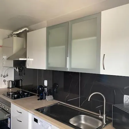 Cozy 3 Bedroom With Free Parking Premises Apartment