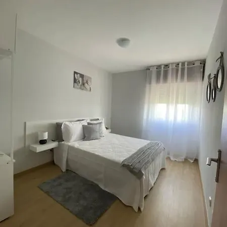 Cozy 3 Bedroom With Free Parking Premises
